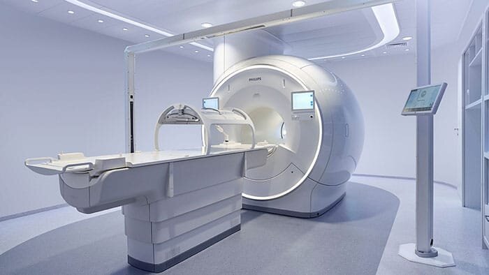MRT-Raum mit modernem Magnetresonanztomographen